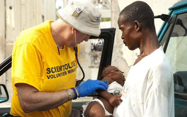 Ayal Lindeman providing medical attention to a toddler in Haiti